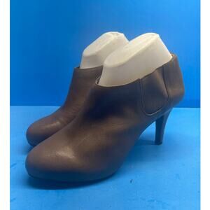 Me Too Megan Brown Leather Ankle Bootie Women's size 8 3" Heel